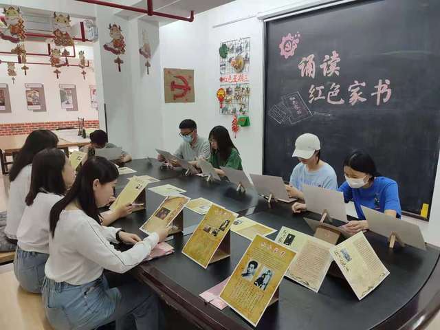 党建引领法治实践 政法学院学生党员赴东风路街道党建壹号工厂开展主题党日活动